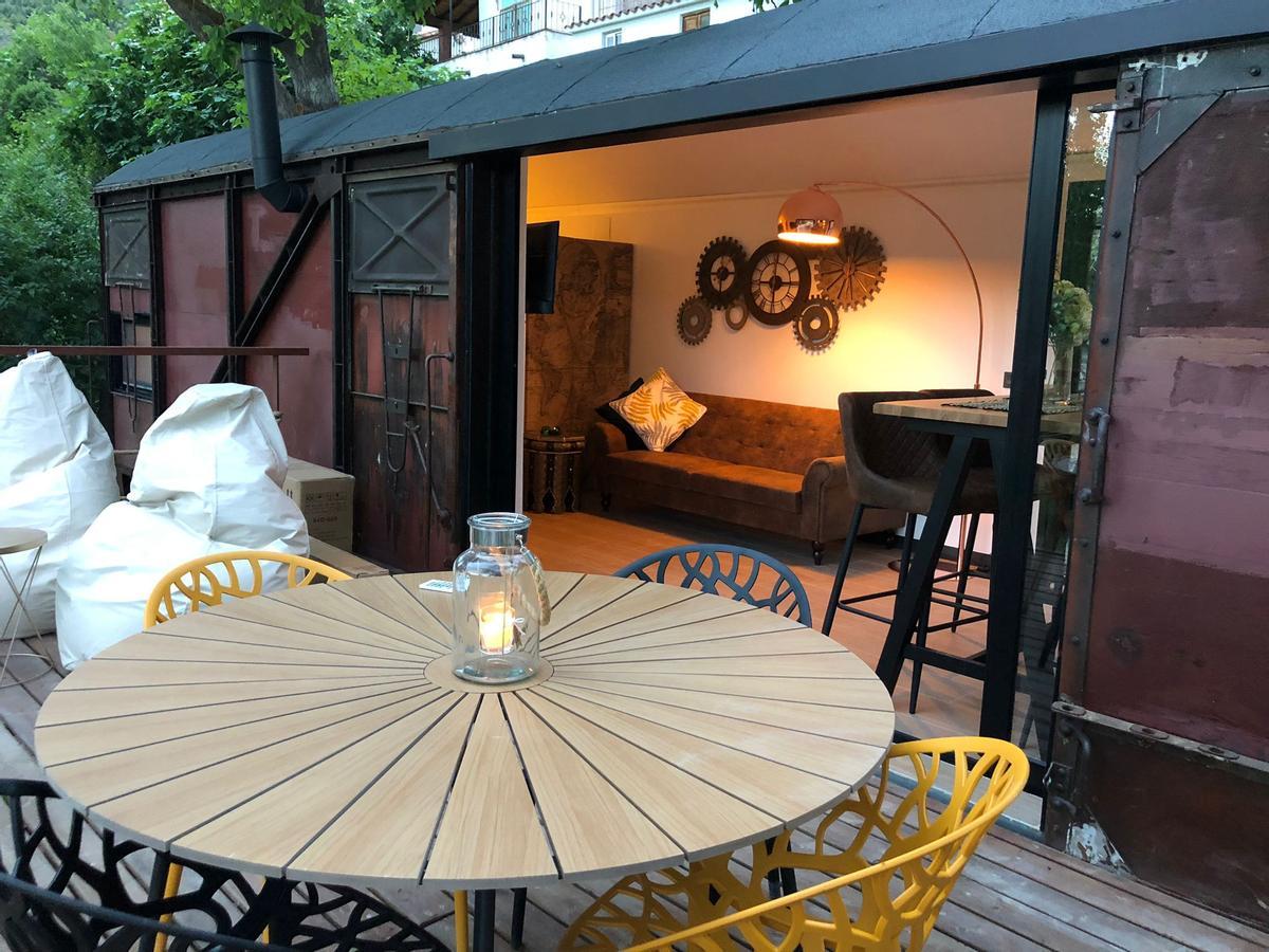 Un vagón de tren de mercancías y un helicóptero: alojamientos insólitos en Casas Altas