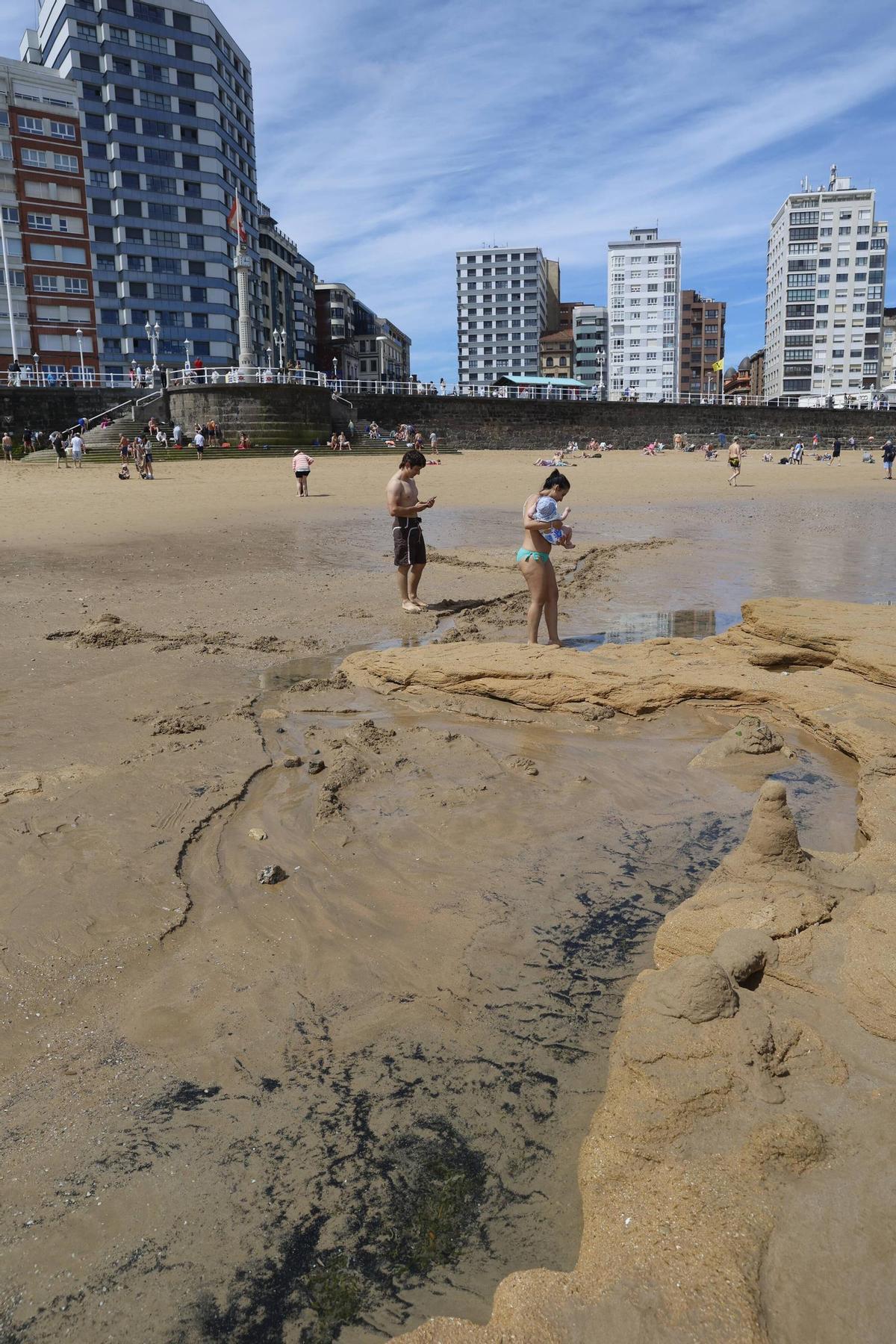 La roca que sorprendió a los bañistas de San Lorenzo, en imágenes