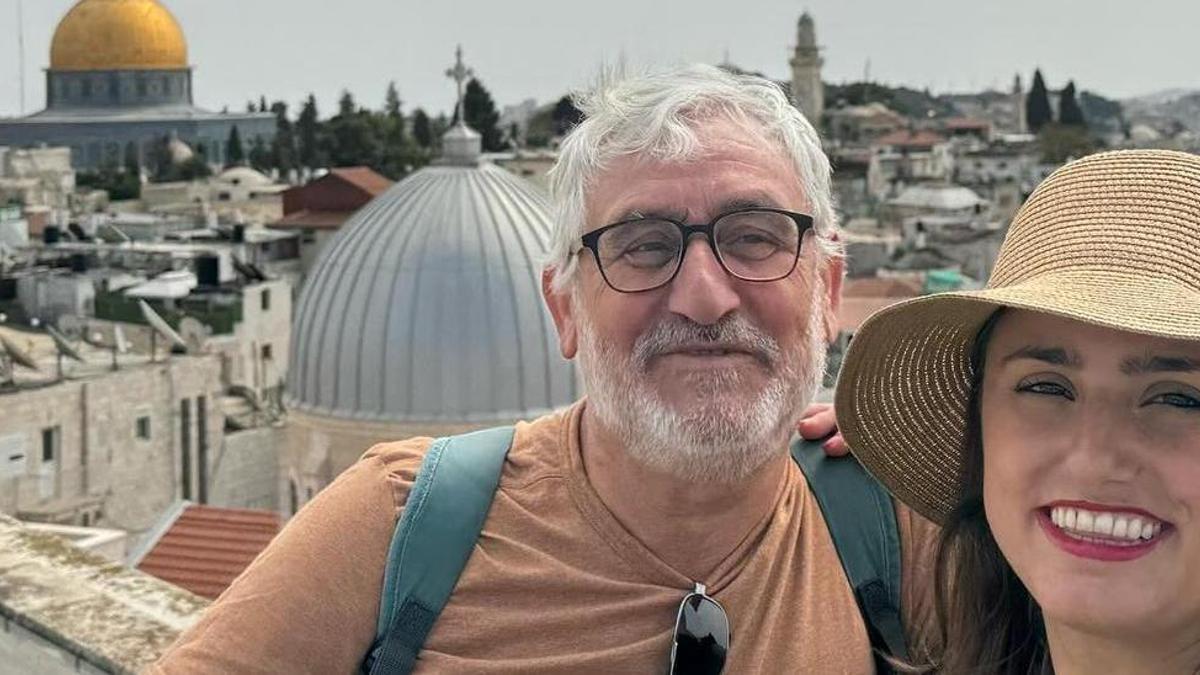 Raisa junto a su padre, Manuel Simón, de turismo por Jerusalén antes de los últimos ataques.