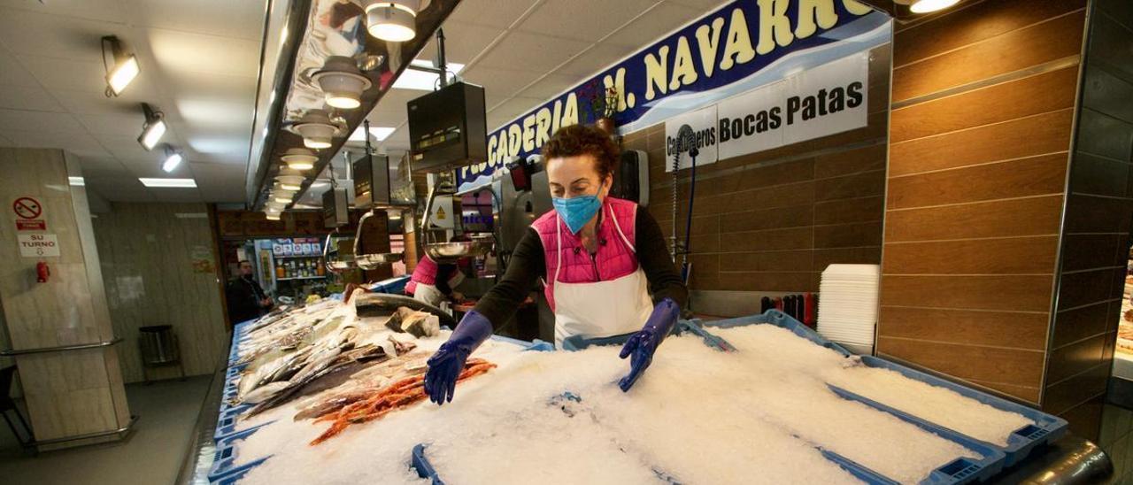 Escasez de pescado en el mercado de Vistabella, ayer.