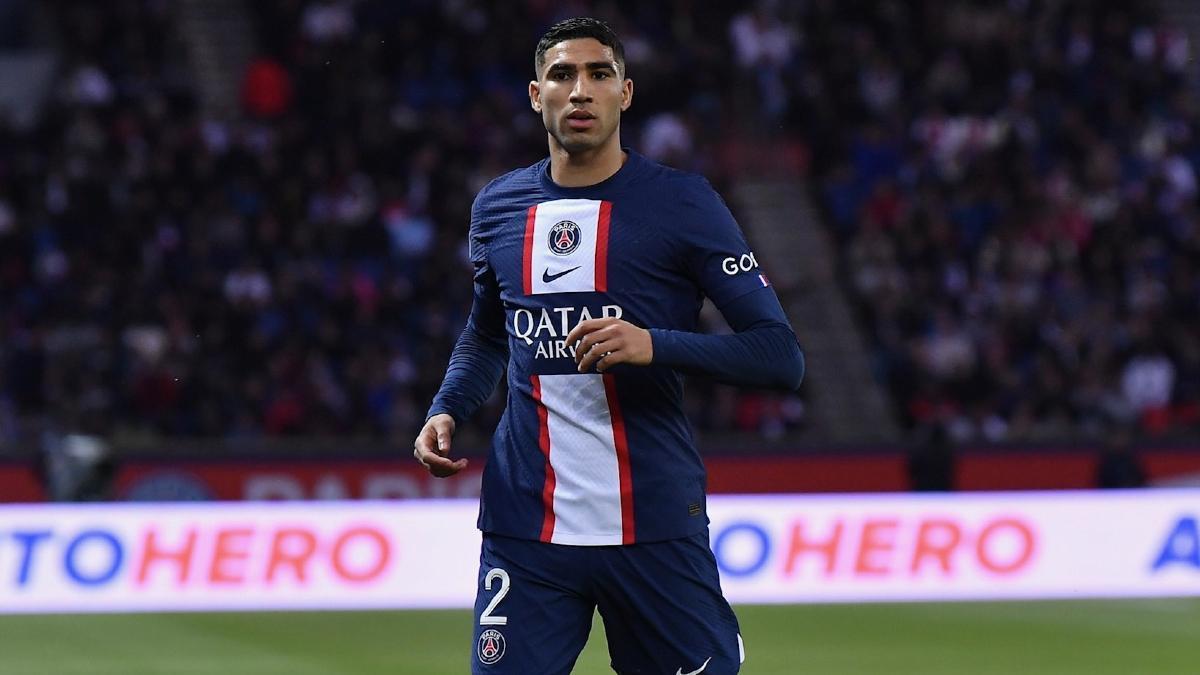 Achraf Hakimi con la elástica del París Saint-Germain