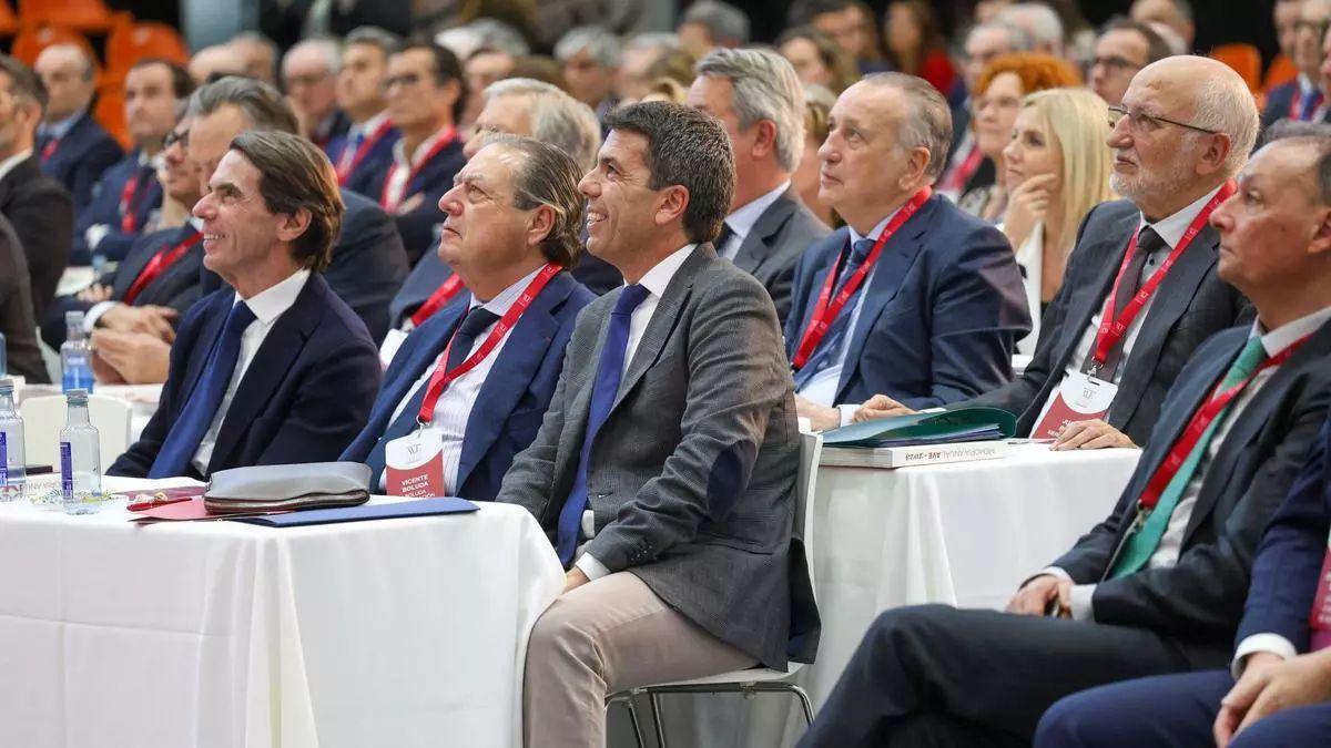 José María Aznar, antes de comenzar su intervención, con Vicente Boluda y Carlos Mazón