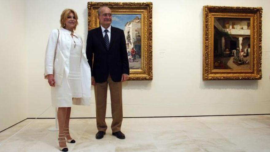 Carmen Thyssen y Francisco de la Torre presentaron ayer la colección permanente de 230 obras de la pintura española del siglo XIX que lucirán en el museo.