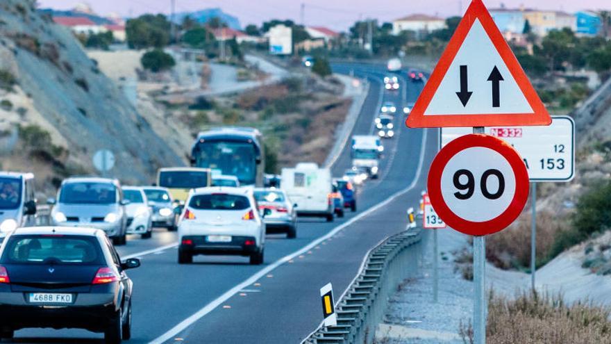 Señal de tráfico en la carretera N-332 en la que ya se ha incorporado la limitación máxima de circulación a noventa kilómetros hora.