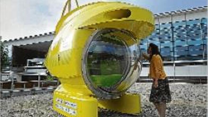 Carme Parereda, una de les dissenyadores, davant del submergible