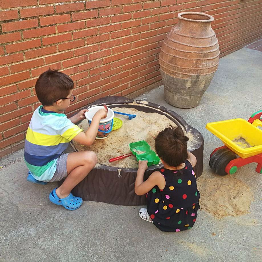 Dos de los lniños que se han instalado con su familia en Tardobispo