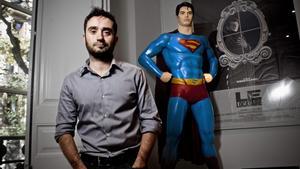 J. A. Bayona junto a una imagen de Supermán, un héroe habitual en sus vídeos musicales. 