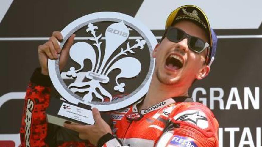 Jorge Lorenzo celebra la seva primera victòria amb Ducati al podi de Mugello.