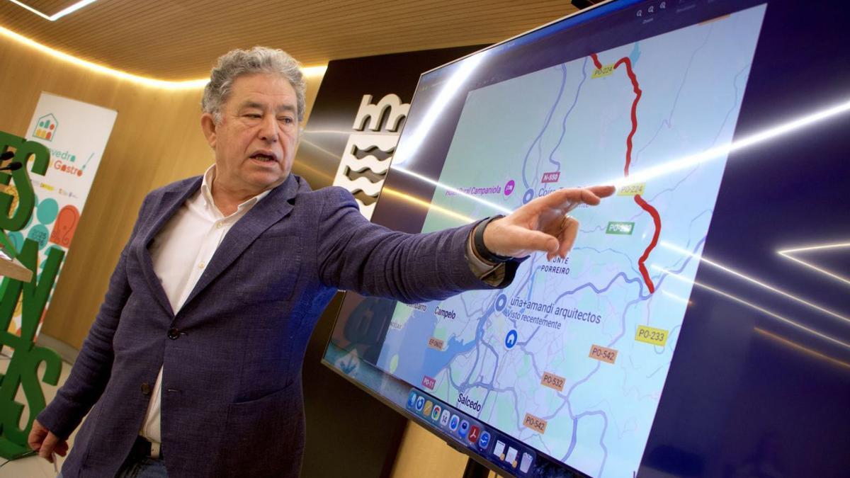 Lores explica sobre un plano su propuesta a la Xunta.