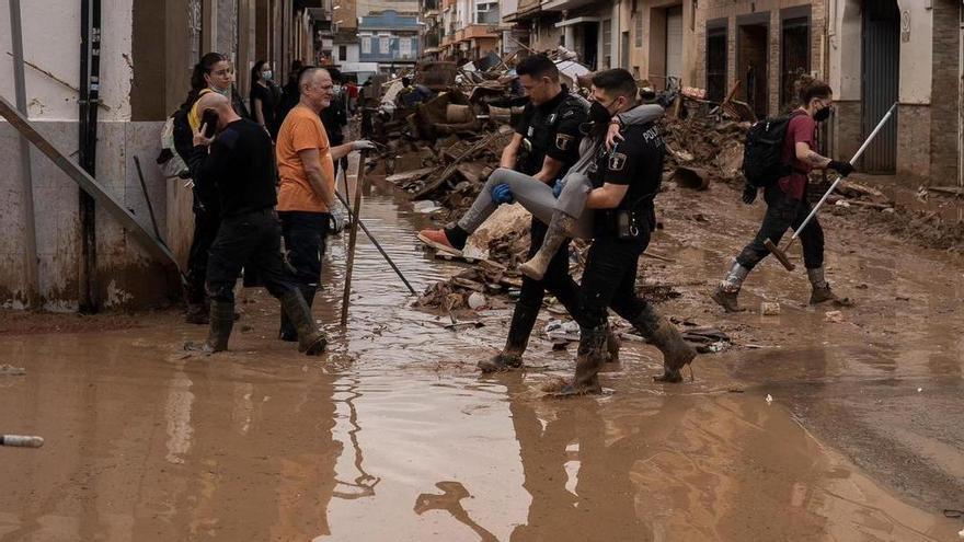 Premiada una fotografía de Germán Caballero que retrata el desastre de la dana y el altruismo de dos policías de Teulada