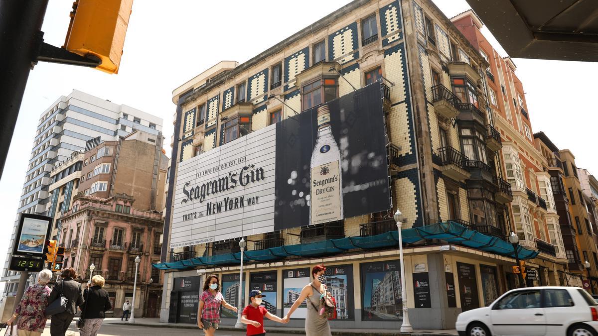 El edificio de la esquina entre las calles Cabrales y Jovellanos.