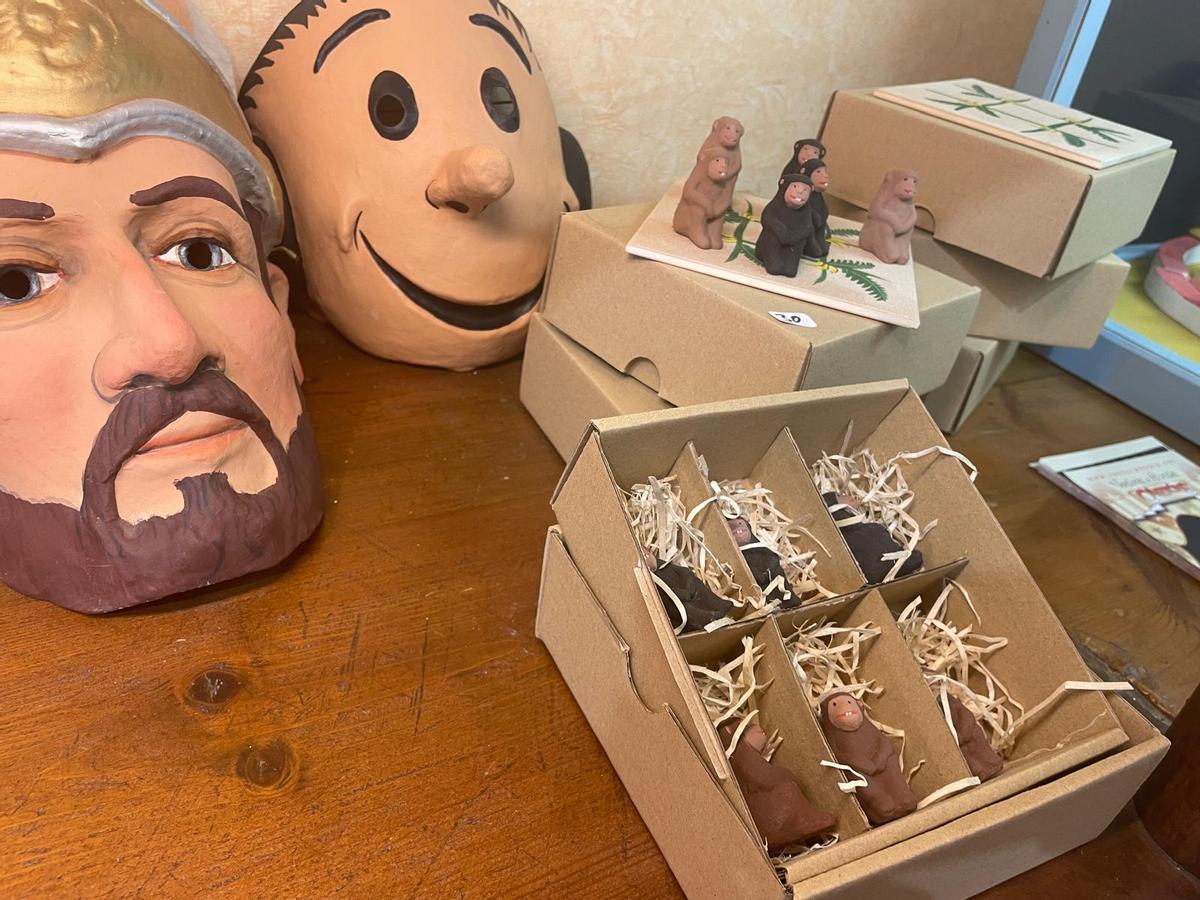 El nou joc artesanal, al costat d'altres peces.