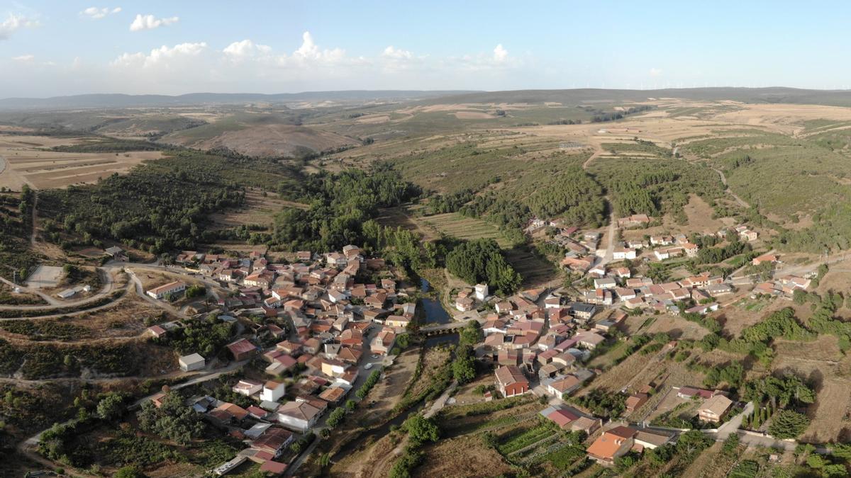 Casco urbano de Valer rodeado de montes y árboles