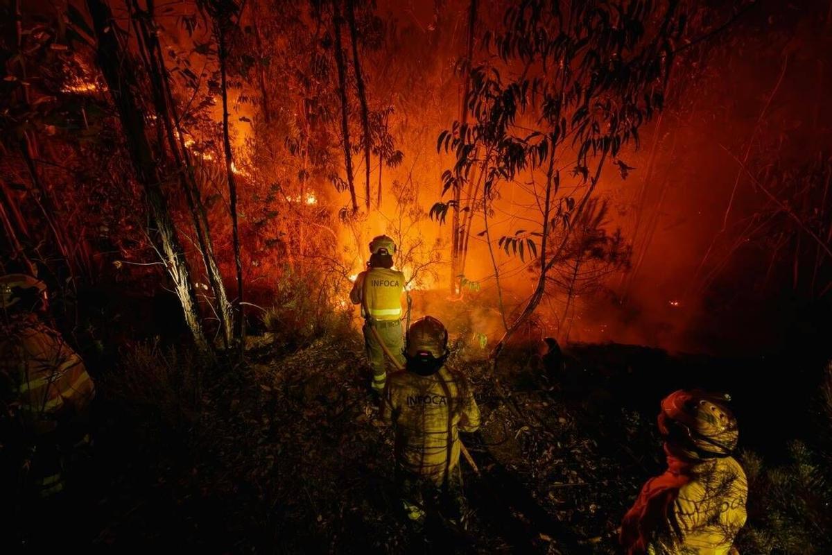 Varios efectivos del INFOCA durante la noche frente al incendio forestal de Niebla (Huelva)