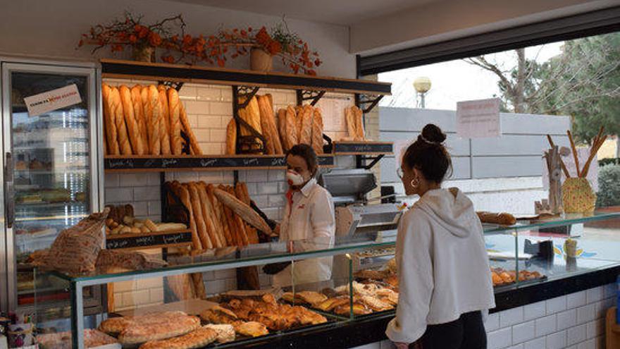 Una botiga d&#039;Igualada amb una dependenta amb mascareta.