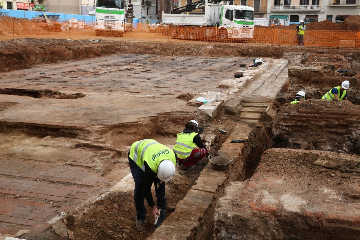 La excavación en el Mercat de lAbaceria deja al descubierto los primeros restos de la fábrica Puigmartí. Está previsto que la excavación arqueológica finalice a principios de abril