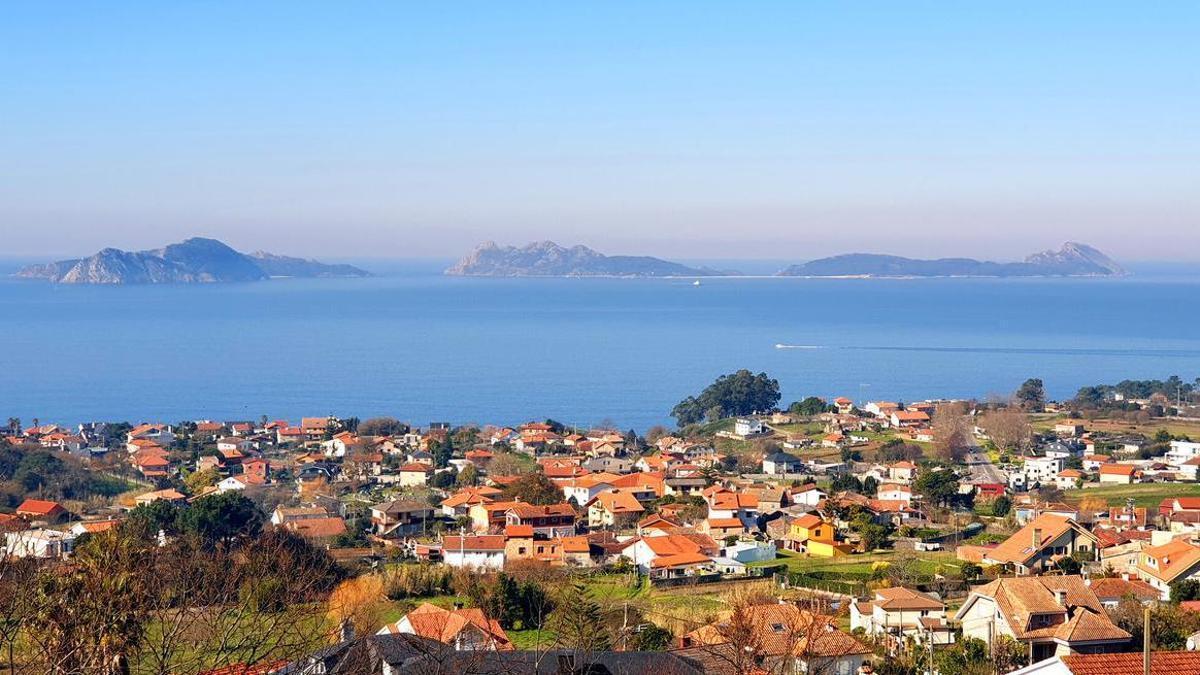Vista general de la parroquia viguesa de Saiáns con las Islas Cíes al fondo.
