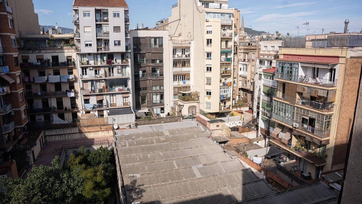 El techo de fibrocemento que contiene amianto en el patio interior del número 495 de Consell de Cent, en Barcelona.