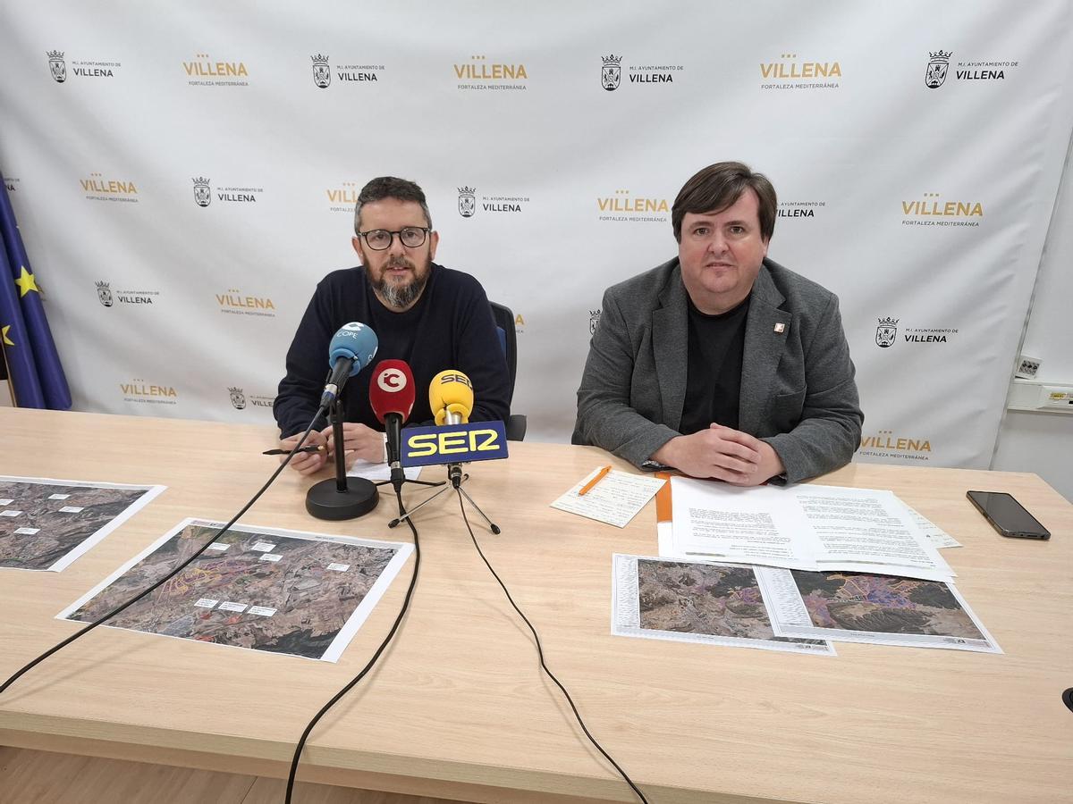 El concejal de Urbanismo de Villena, Francisco Iniesta -izq-, y el diputado autonómico de Compromís Vicent Granel