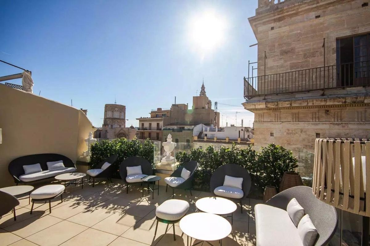 La terraza del Palacio Vallier frente al Palau de la Generalitat.