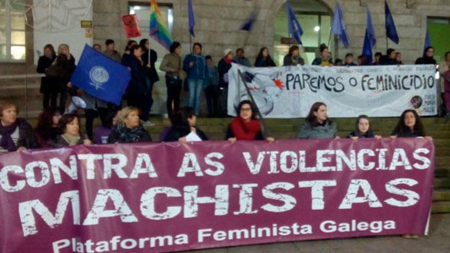 Cientos de personas condenan la violencia machista en Vigo