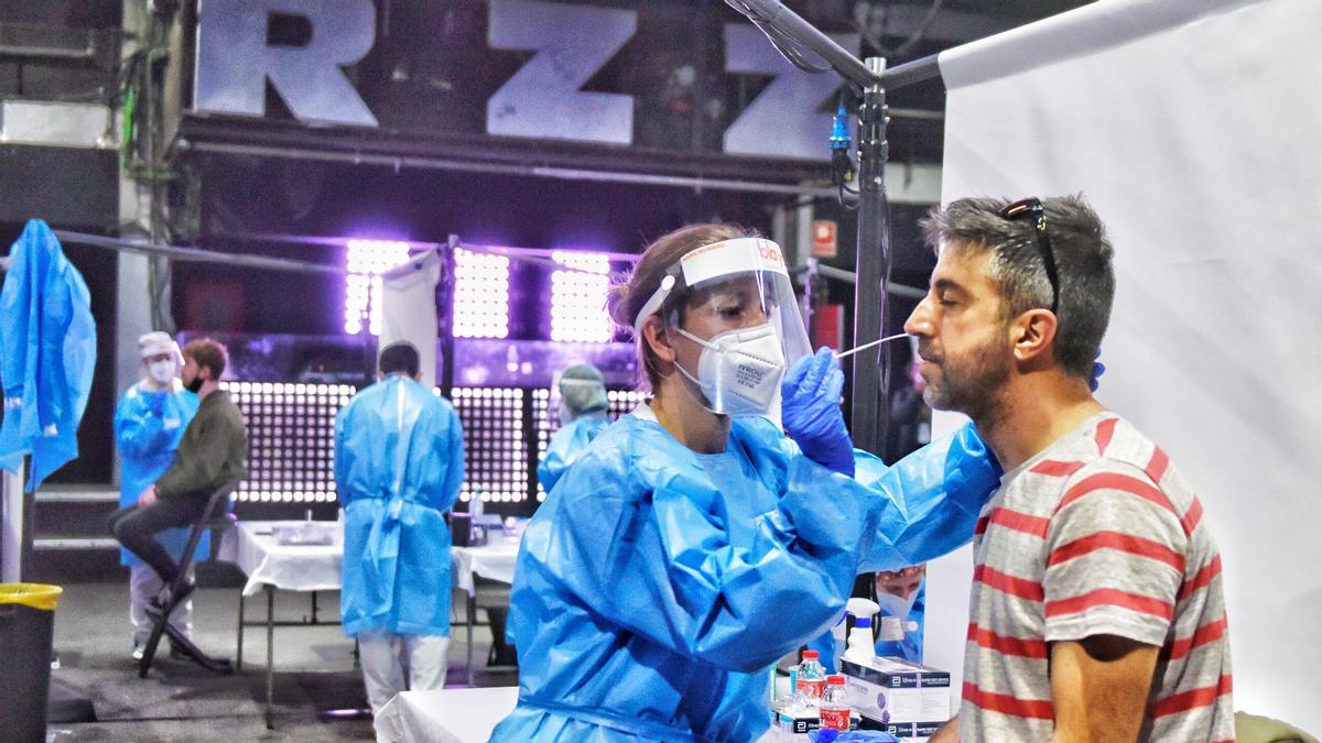 Test de antigenos para el publico asistente en la Sala Razzmatazz en el  Festival Cultura Segura  Concierto multitudinario  de Love of Lesbian en el Palau Sant Jordi