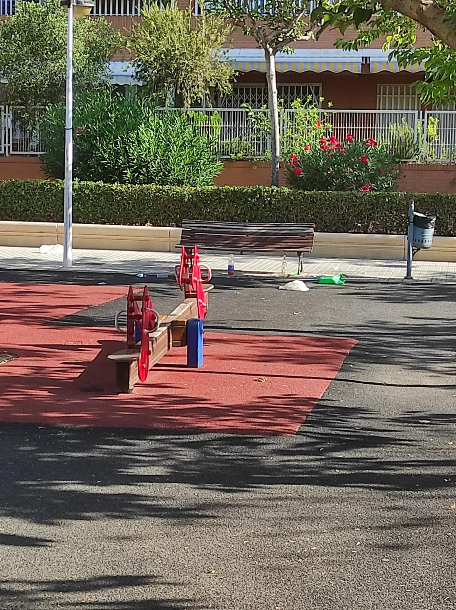 Los vecinos de Port Saplaya se quejan de la presencia de ratas por la acumulación de basura