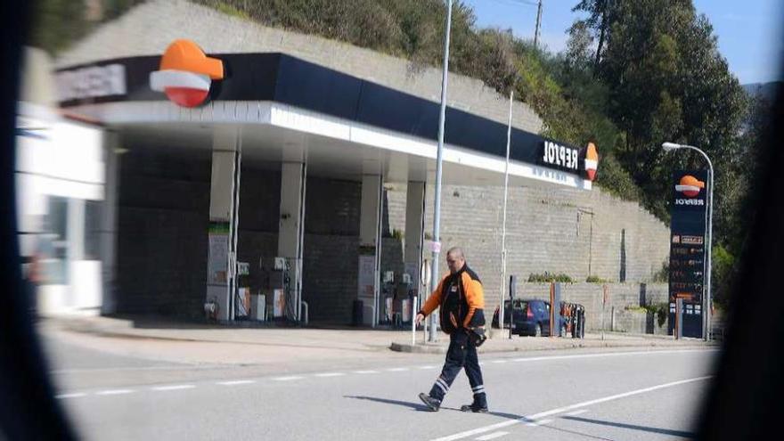 Empleados en la estación de Domaio. // Gonzalo Núñez