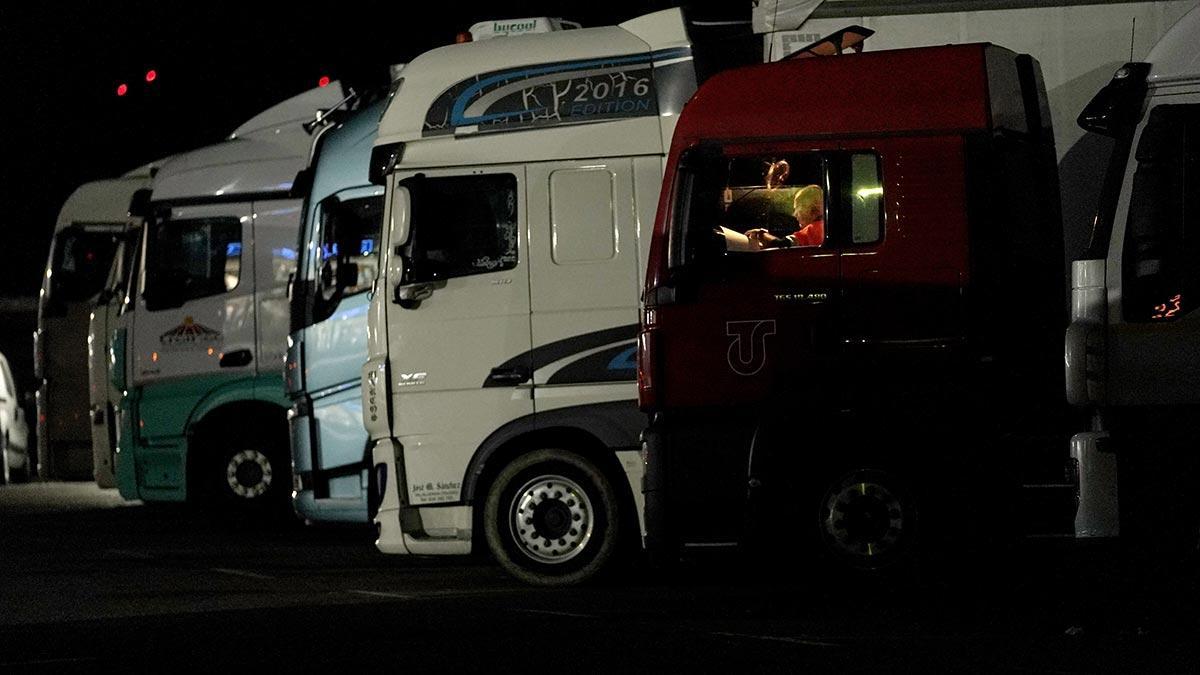 Un camionero en el área de servicio de Alfajarín, Zaragoza.