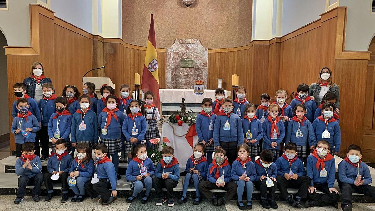 El San Vicente de Paúl realiza la ofrenda floral en el colegio.