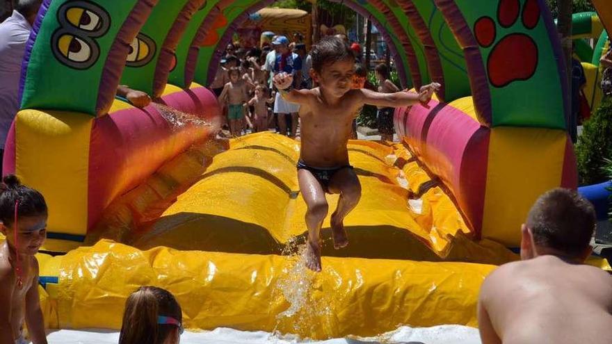 Las peñas ofrecen hinchables y espectáculos a los niños para animar las fiestas