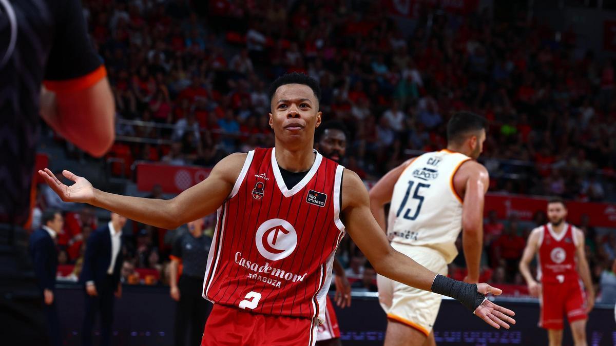 Bell-Haynes, dirigiéndose al árbitro durante el encuentro antel el Murcia