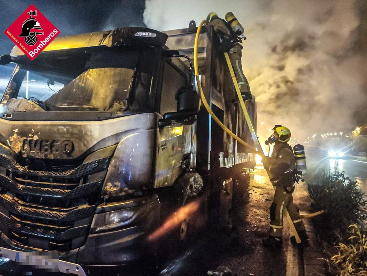 La carga de un camión de la basura sale ardiendo en pleno recorrido en ...