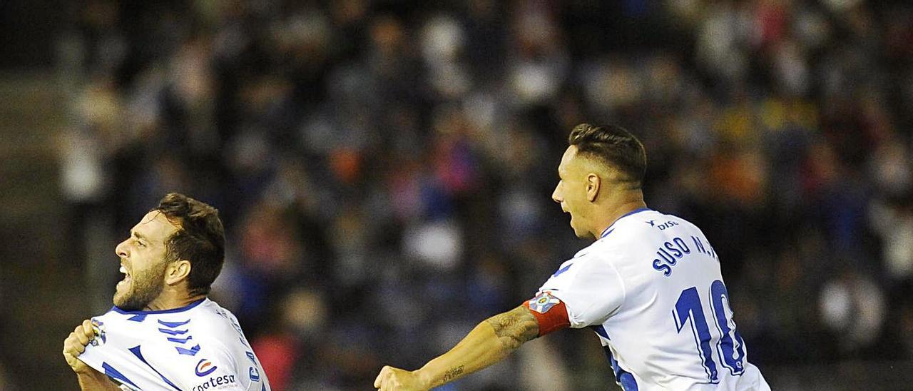 Carlos Ruiz, seguido de Suso Santana, celebrando el gol que le marcó a Las Palmas en mayo de 2019.