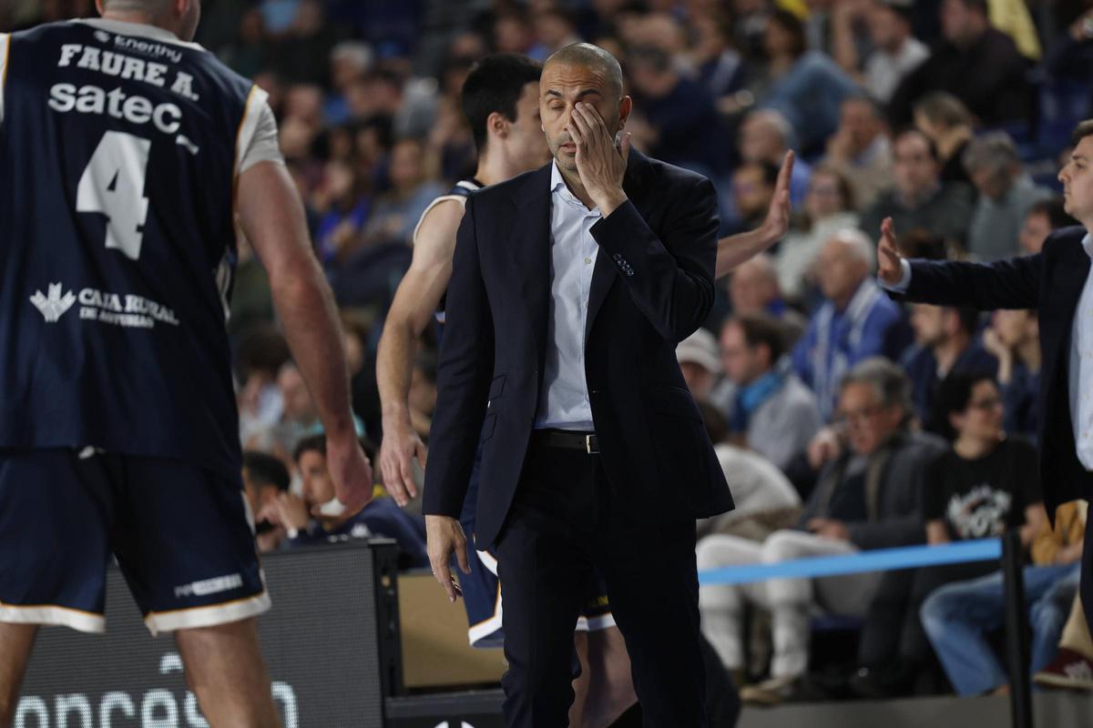 EN IMÁGENES: casi 5.000 personas asisten en el Palacio de los Deportes al fin de la racha de siete victorias del Alimerka Oveido en un partido
