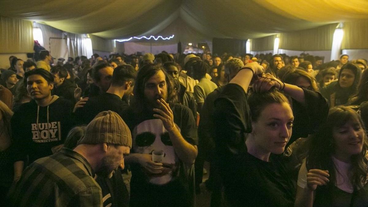 Ambiente en la carpa del Sant Antoni Reggae Splash.