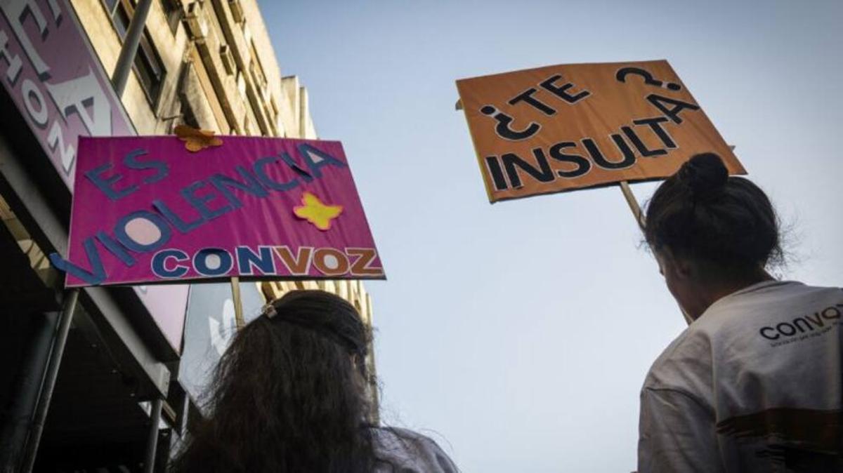Dos mujeres sostienen pancartas en una movilización (FOTO DE ARCHIVO).