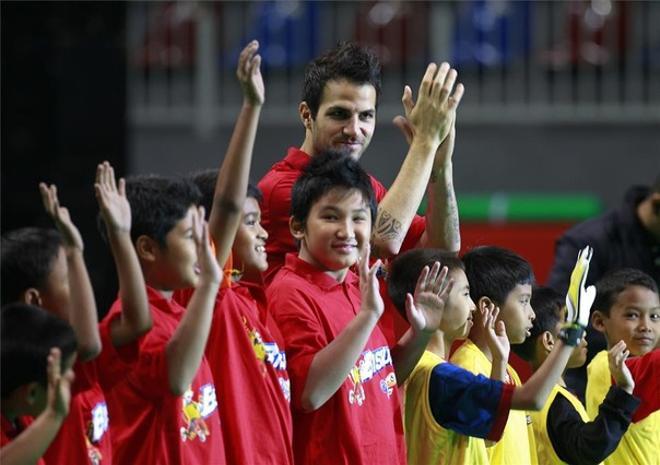 Cesc viajó a Tailandia para promocionar unas galletas