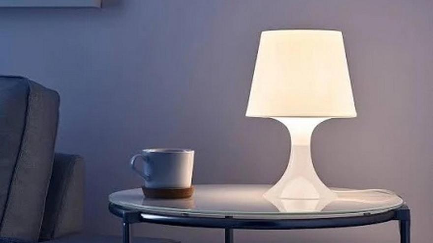 Lámpara de mesa, a la venta en Ikea.