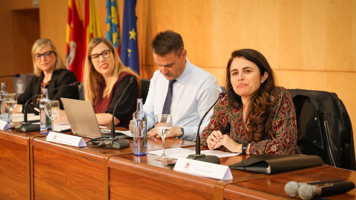 La directora del Observatorio de la Masculinidad de la UMH se dirige al público durante la sesión inaugural del III Congreso sobre Masculinidades e Igualdad, que pone el foco en cómo se representa a los hombres en el mundo audiovisual