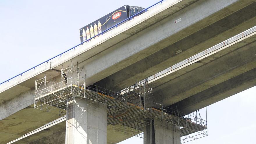 Los trabajos en los pilares del viaducto sobre el Ulla continúan estos días.