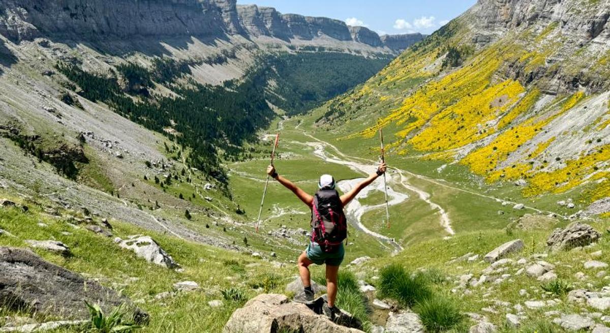 Un senderista en la ruta de La Pradera de Ordesa a Cola de Caballo.