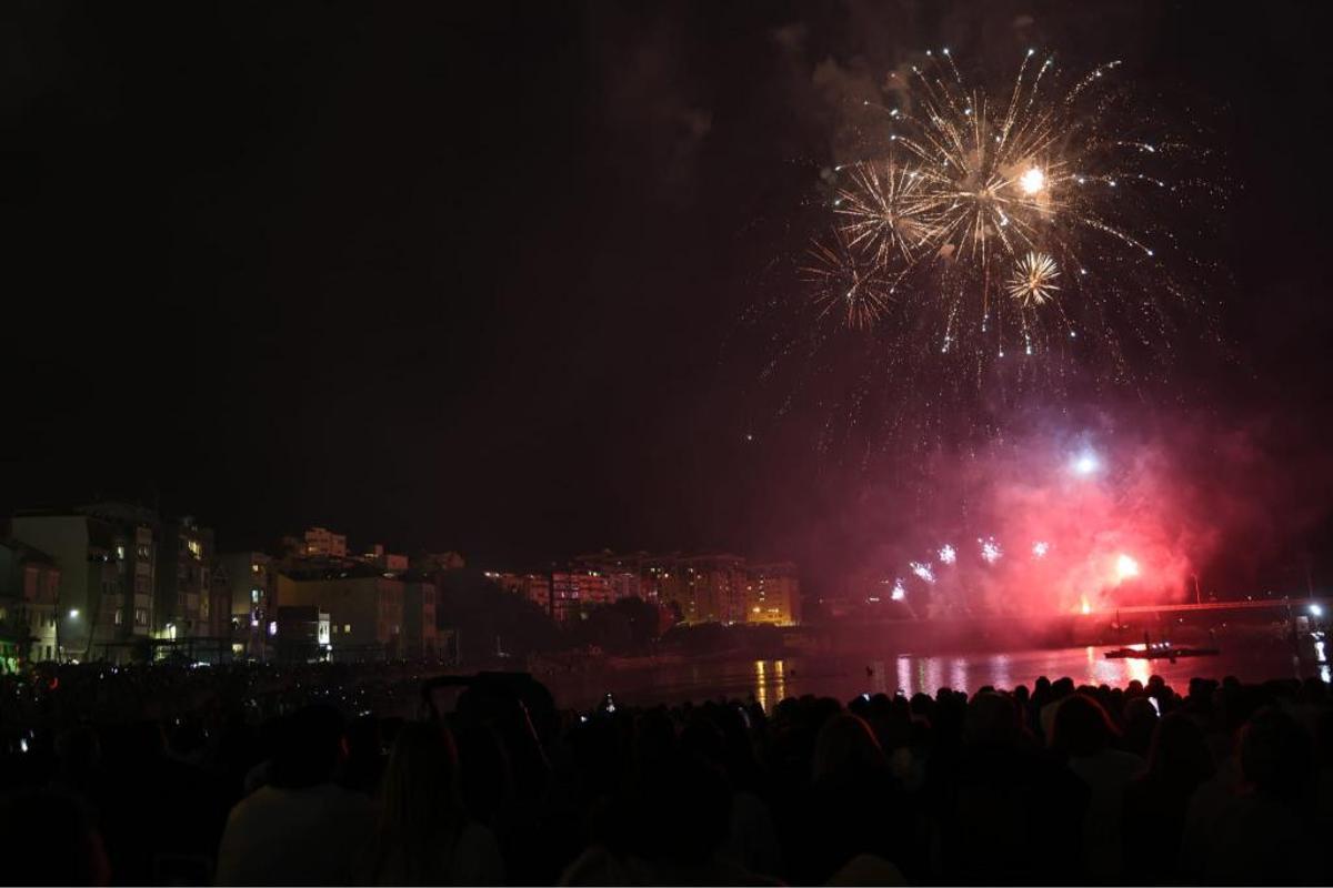 Los fuegos artificiales iluminan las fiestas de Bouzas