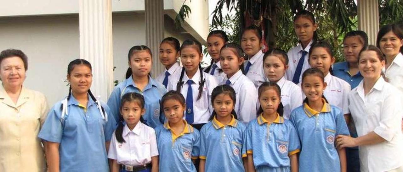 Un grupo de niñas, con las religiosas dominicas de la Congregación Santo Domingo.