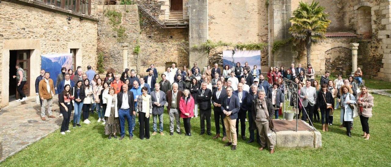 Fotografía de familia de los participantes en el foro hispano-luso, ayer en Alcañices. | Ch. S.