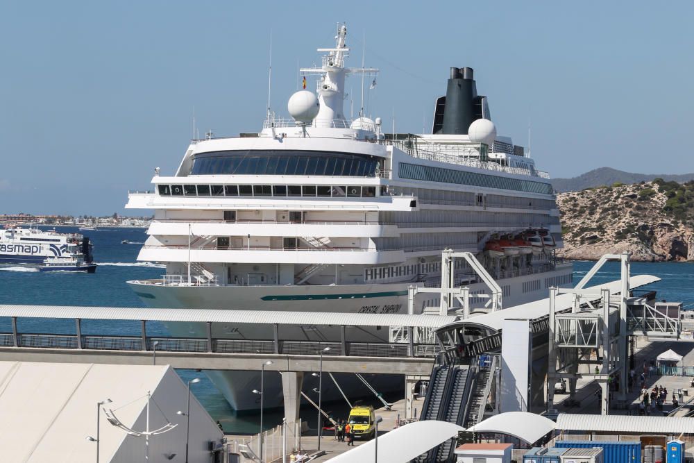 El ´Symphony´, que recaló ayer en Ibiza durante 18 horas, pertenece a la naviera Crystal Cruises, cuyos planes han sorprendido a todo el sector.