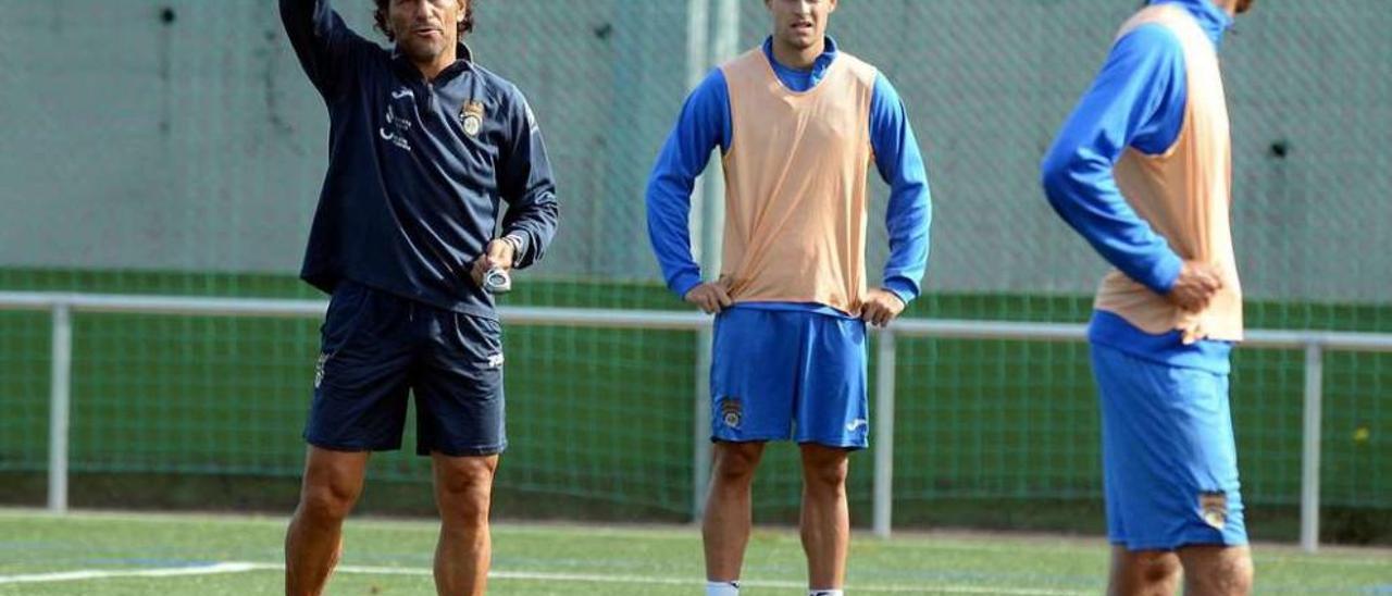 Luisito, junto a Mateu y Bruno, durante un entrenameinto de esta temporada. // Rafa Vázquez