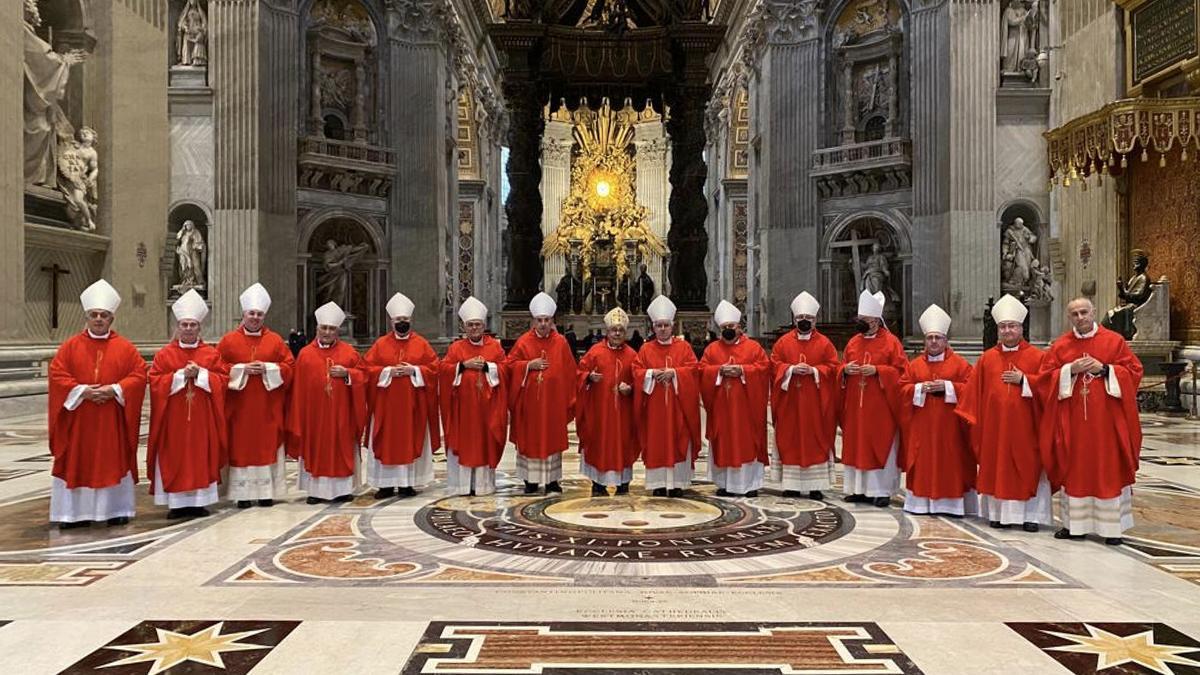 Los obispos participantes en la visita, en la basílica de San Pedro.