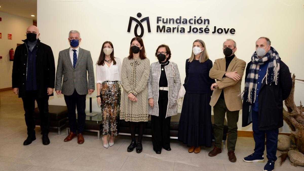 El ganador del I Premio Asubio (segundo por la derecha), con representantes de FMJJ, Ediciones Hércules y miembros del jurado.