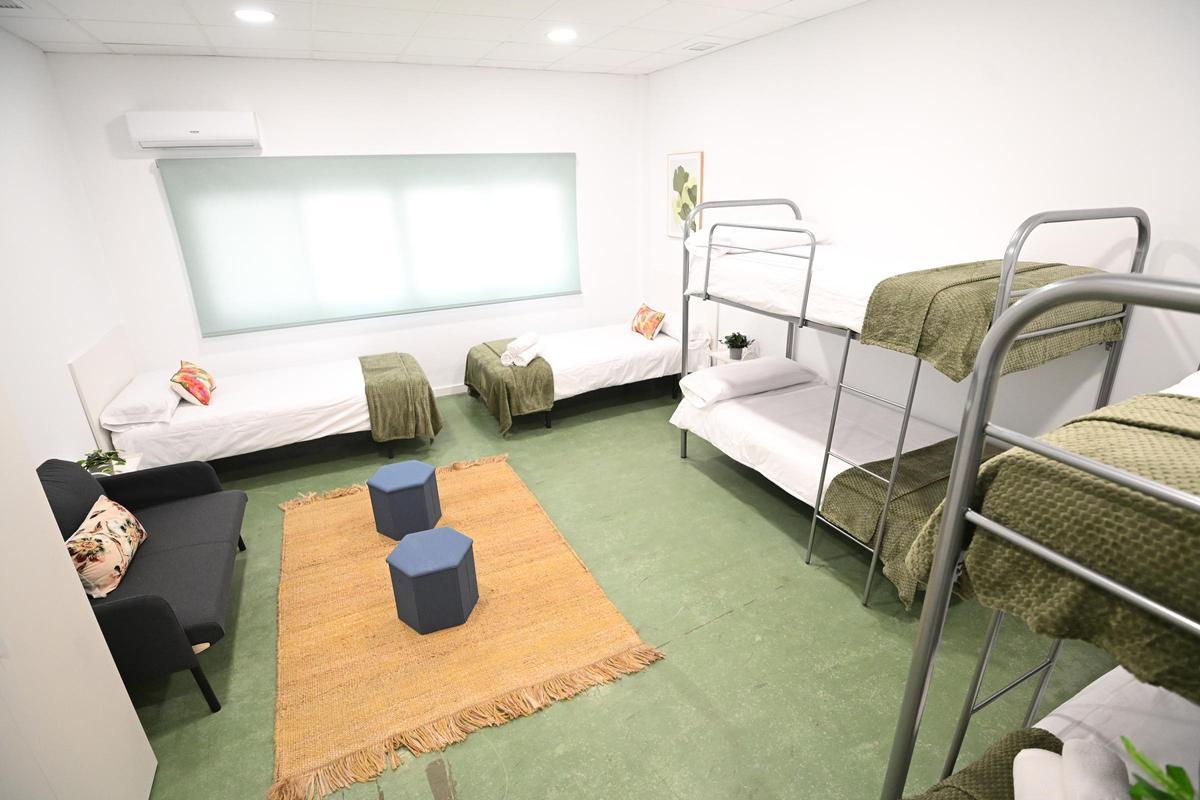 Uno de los dormitorios del albergue para familias que abrió la fundación Conciénciate de Elche en febrero